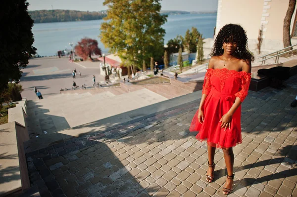 Élégant afro france tendance femme bouclée posé à jour d'automne en re — Photo