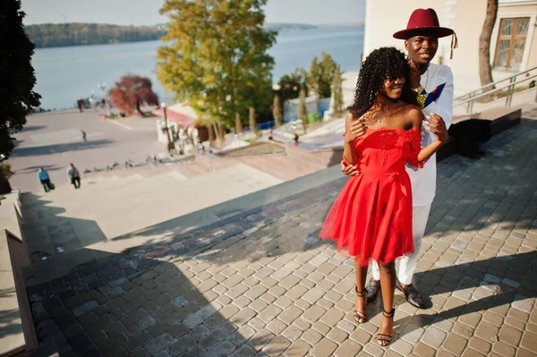 Elegante pareja afro francia de moda posaron juntos en el día de otoño . — Foto de Stock