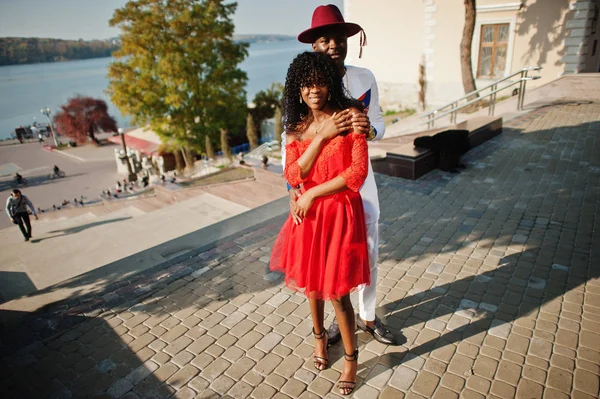 Elegante pareja afro francia de moda posaron juntos en el día de otoño . — Foto de Stock