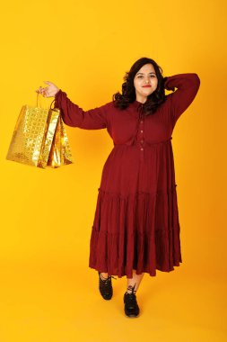 Çekici Güney Asyalı kadın koyu kırmızı elbiseli Stu 'da poz verdi.