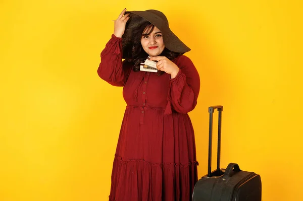 Atrakcyjne Azji Południowej podróżnik kobieta w głębokiej czerwonej sukni pos — Zdjęcie stockowe