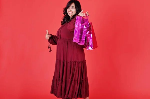 Atrakcyjne Azji Południowej kobieta w głębokiej czerwonej sukni pozowane na Stu — Zdjęcie stockowe