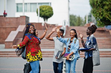 Beş Afrikalı üniversite öğrencisinden oluşan bir grup
