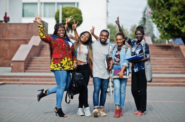 Beş Afrikalı üniversite öğrencisinden oluşan bir grup