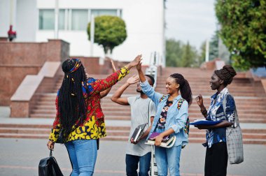 Beş Afrikalı üniversite öğrencisinden oluşan bir grup