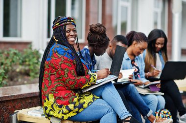 Beş Afrikalı üniversite öğrencisinden oluşan bir grup