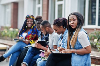 Beş Afrikalı üniversite öğrencisinden oluşan bir grup