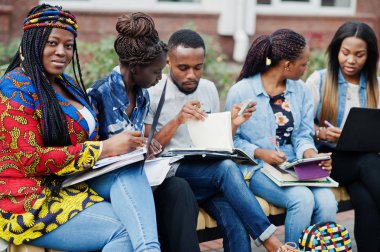 Beş Afrikalı üniversite öğrencisinden oluşan bir grup