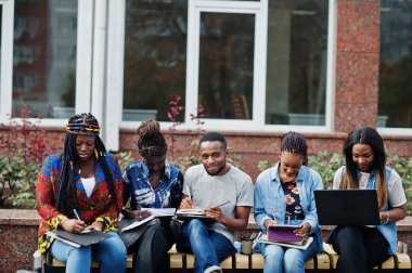 Beş Afrikalı üniversite öğrencisinden oluşan bir grup