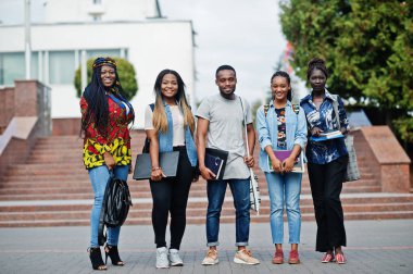 Beş Afrikalı üniversite öğrencisinden oluşan bir grup