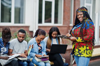 Beş Afrikalı üniversite öğrencisinden oluşan bir grup