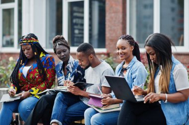 Beş Afrikalı üniversite öğrencisinden oluşan bir grup