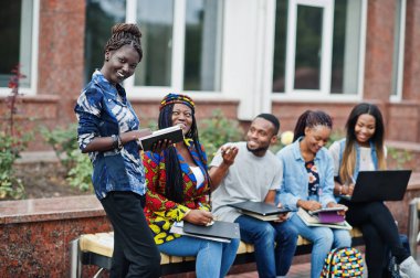 Beş Afrikalı üniversite öğrencisinden oluşan bir grup