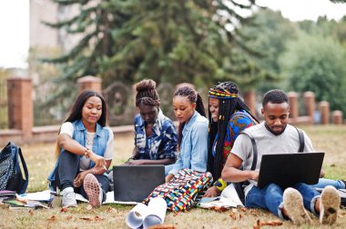 Beş Afrikalı üniversite öğrencisinden oluşan bir grup