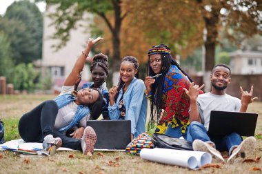 Beş Afrikalı üniversite öğrencisinden oluşan bir grup