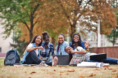 Beş Afrikalı üniversite öğrencisinden oluşan bir grup