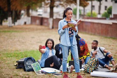 Beş Afrikalı üniversite öğrencisinden oluşan bir grup