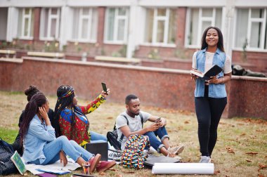 Beş Afrikalı üniversite öğrencisinden oluşan bir grup