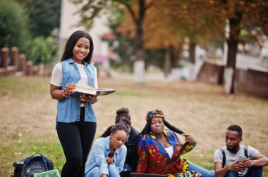 Beş Afrikalı üniversite öğrencisinden oluşan bir grup