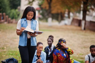 Beş Afrikalı üniversite öğrencisinden oluşan bir grup