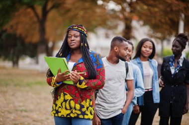 Beşinci grup Afrikalı üniversite öğrencileri birlikte vakit geçiriyorlar.