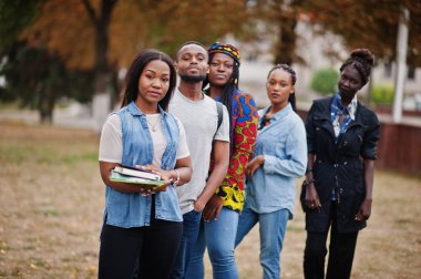 Beşinci grup Afrikalı üniversite öğrencileri birlikte vakit geçiriyorlar.