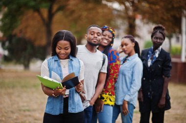 Beşinci grup Afrikalı üniversite öğrencileri birlikte vakit geçiriyorlar.