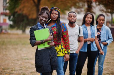 Beşinci grup Afrikalı üniversite öğrencileri birlikte vakit geçiriyorlar.
