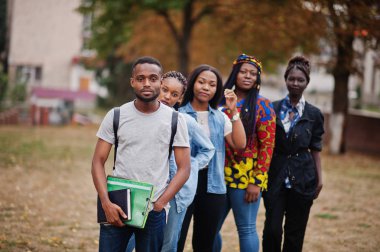 Beşinci grup Afrikalı üniversite öğrencileri birlikte vakit geçiriyorlar.