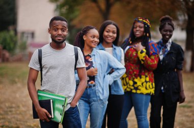 Beşinci grup Afrikalı üniversite öğrencileri birlikte vakit geçiriyorlar.