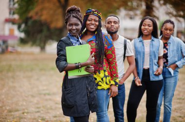Beşinci grup Afrikalı üniversite öğrencileri birlikte vakit geçiriyorlar.