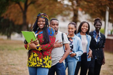 Beşinci grup Afrikalı üniversite öğrencileri birlikte vakit geçiriyorlar.