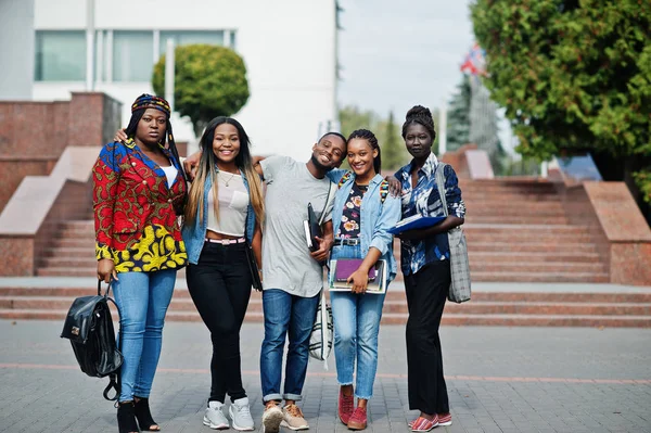Ομάδα πέντε Αφρικανών φοιτητών που περνούν χρόνο μαζί στο — Φωτογραφία Αρχείου