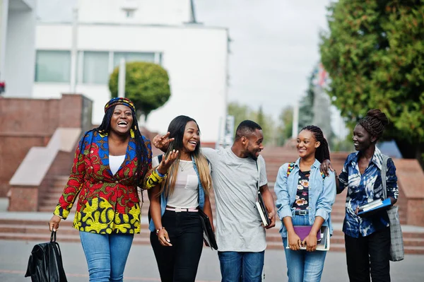 함께 시간을 보내는 5 명의 아프리카 대학생들이 모여 — 스톡 사진