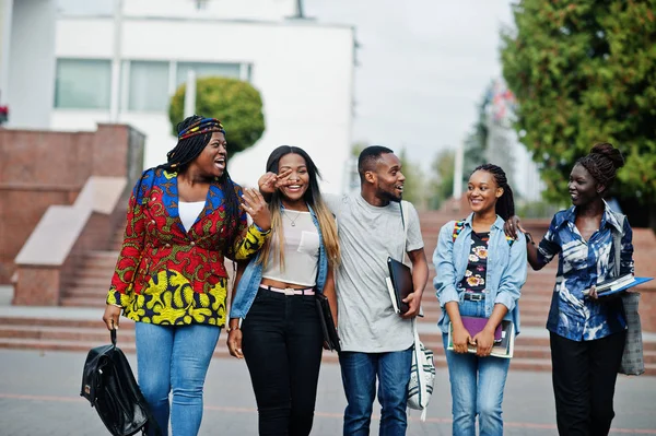 Kelompok lima african mahasiswa menghabiskan waktu bersama-sama — Stok Foto