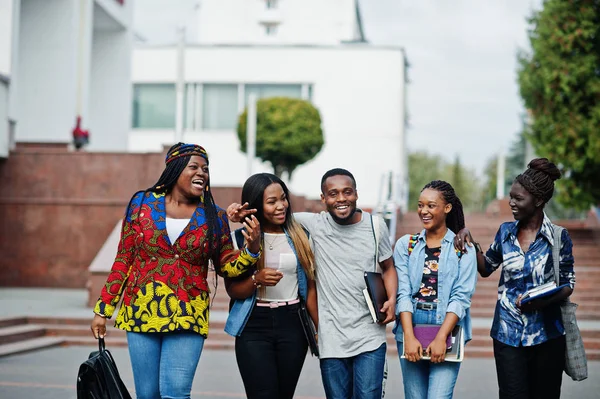 Skupina pěti afrických vysokoškolských studentů tráví čas společně na — Stock fotografie