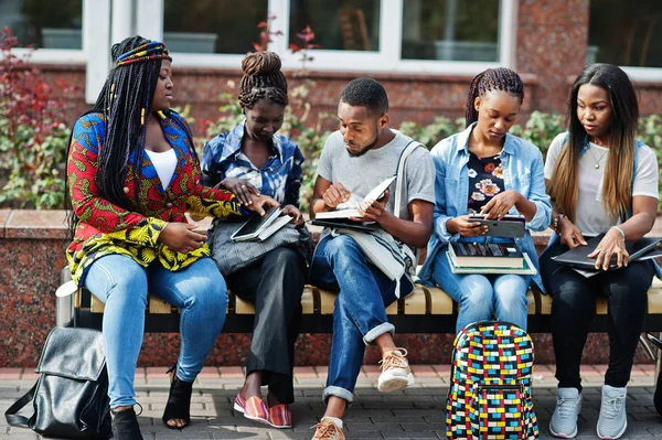 Группа из пяти студентов африканского колледжа проводит время вместе на — стоковое фото