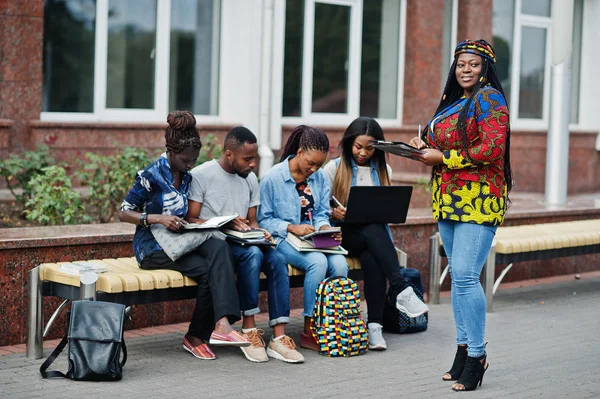 Skupina pěti afrických vysokoškolských studentů tráví čas společně na — Stock fotografie