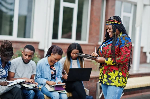 Groep van vijf Afrikaanse studenten die samen tijd doorbrengen op — Stockfoto