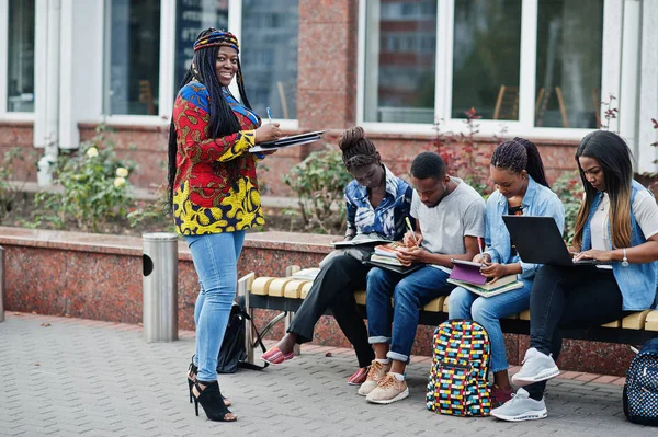 Skupina pěti afrických vysokoškolských studentů tráví čas společně na — Stock fotografie