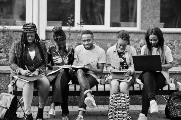 Skupina pěti afrických vysokoškolských studentů tráví čas společně na — Stock fotografie