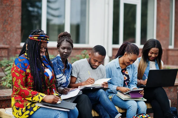Gruppe von fünf afrikanischen College-Studenten verbringen Zeit zusammen auf — Stockfoto