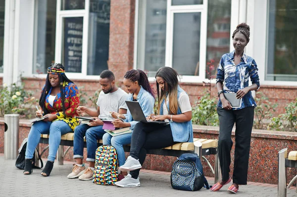 Grupo de cinco estudantes universitários africanos que passam tempo juntos em — Fotografia de Stock