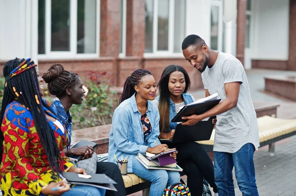 Groep van vijf Afrikaanse studenten die samen tijd doorbrengen op — Stockfoto