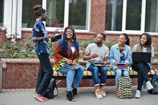 Gruppo di cinque studenti universitari africani che trascorrono del tempo insieme — Foto Stock