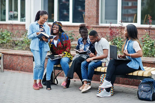 Група з п'яти африканських студентів, які проводять час разом — стокове фото