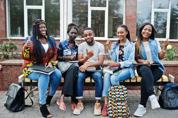 Gruppo di cinque studenti universitari africani che trascorrono del tempo insieme — Foto Stock