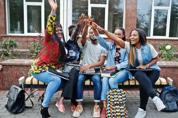 Kelompok lima african mahasiswa menghabiskan waktu bersama-sama — Stok Foto