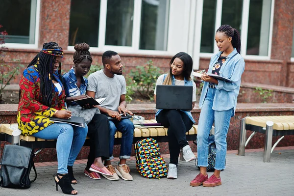 Groep van vijf Afrikaanse studenten die samen tijd doorbrengen op — Stockfoto