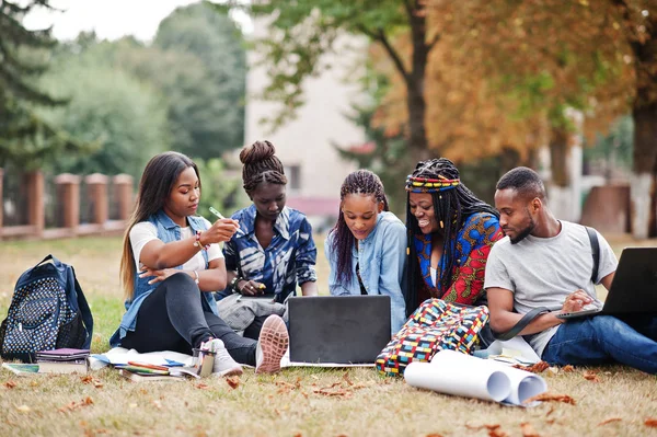 Grupo de cinco estudiantes universitarios africanos pasar tiempo juntos en — Foto de Stock